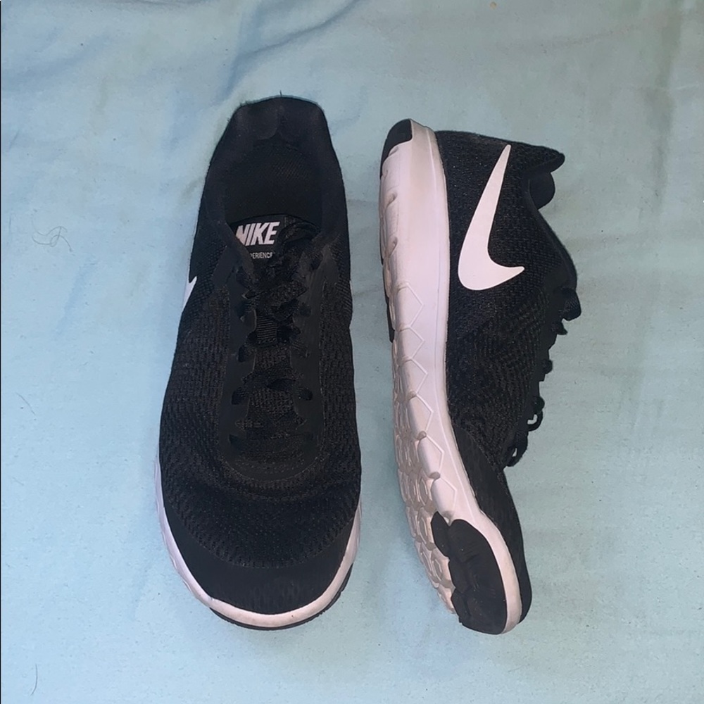 nike shoe(s)